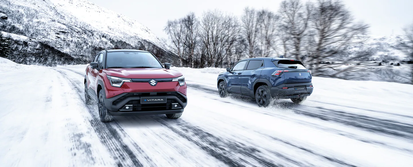 Dvije Suzuki e VITARE na snježnoj planinskoj cesti