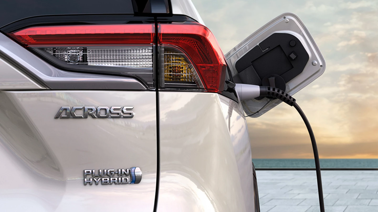 Suzuki Across Plug-in Hybrid priključen na punjač